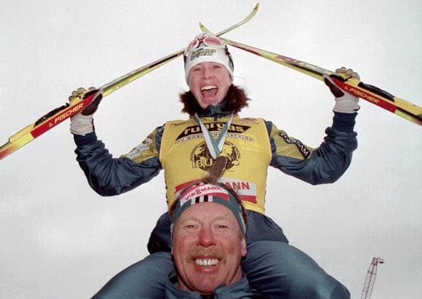 Oslo, Norge 13 MARS 1999 - Magdalena Forsberg hissas av sin tyske tränare Wolfgang Pichler efter en tredjeplats i masstarten i skidskytte-VM i Holmenkollen. Vann gjorde Ukrainskan Olena Zubrilova. OSLO NORWAY Skidor x224x *** Oslo, Norway 13 MARCH 1999 Magdalena Forsberg is hoisted by her German coach Wolfgang Pichler after a third place in the mass start of the biathlon world championships in Holmenkollen Won by Ukrainian Olena Zubrilova OSLO NORWAY Skiing x224x  Copyright: xBjörnxOlssonx