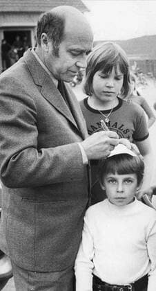 Göteborg 1973-04-27 Gunnar Gren skriver autografer med stöd av Per-Ove Petterssons kalufs
