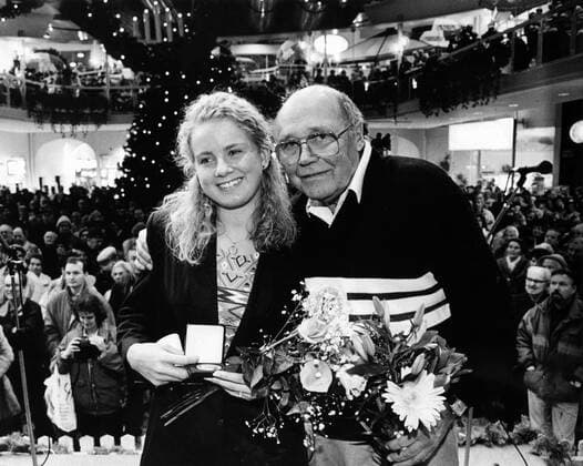 Göteborg 1983-07-11 Gunnar Gren delar ut sitt och G-P:s stipendium till simmerskan Anna-Karin Persson