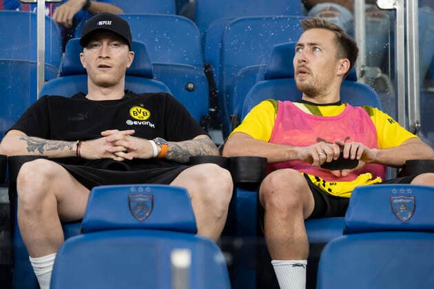 Sport Themen der Woche KW48 Sport Bilder des Tages Fußball: Testspiel: Johor Southern Tigers - Borussia Dortmund am 28.11.2022 in Johor (Malaysia). Dortmunds Marco Reus (links) und Felix Passlack sitzen auf der Tribüne *** Soccer test match Johor Southern Tigers Borussia Dortmund on 28 11 2022 in Johor Malaysia Dortmunds Marco Reus left and Felix Passlack sit in the stands Copyright: xKirchner MarcoxSteinbrennerx