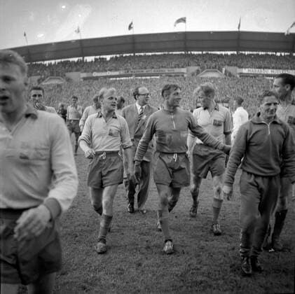 Göteborg 1958-06-24 - VM i fotboll - Nya Ullevi - Svenska landslaget troppar glatt ut efter segern i semifinalen mot Västtyskland (3-1). Vi ser bl.a. Lennart Nacka Skoglund - mv Kalle Svensson - Orvar Bergmark och tränaren George Raynor -