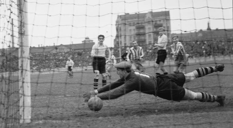 Göteborg Fotboll Gamla Ullevi oktober 1946 IFK Göteborg - Elfsborg. Troligen har Gunnar Gren (i mitten) krutat pa och gör mal bakom elfsborgsmalvakten.