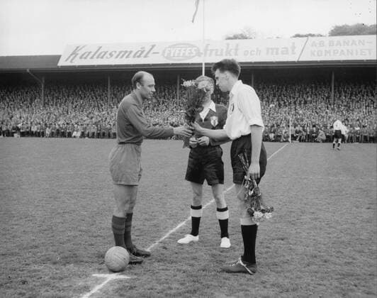 Gamla Ullevi 30 maj 1957 Öis - Motala. Gunnar Gren och Lennart Hemming byter blomsterkvastar under överinseende av domaren Sigvard Hellström Amal.
