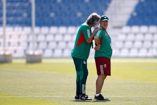 Sport Bilder des Tages Mexico s Argentinian head coach Gerardo Tata Martino (R) listens to assistant coach Norberto Scoponi as he leads his team s training session at Al Khor stadium in Doha, Qatar, 29 November 2022. Mexico is to face Arabia Saudi in their FIFA World Cup, WM, Weltmeisterschaft, Fussball Qatar 2022 Group C s third and last match on 30 November. Mexico s training session !ACHTUNG: NUR REDAKTIONELLE NUTZUNG!  Copyright: xALBERTOxESTEVEZx EVE1328 20221129-868f7928c619c05932632ee9a45fc9d7fe4068f2