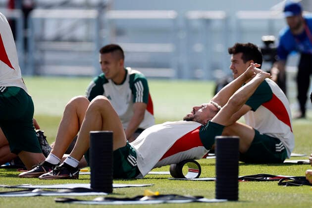 Mexico s midfielder Hector Herrera (front) participates in his team s training session at Al Khor stadium in Doha, Qatar, 29 November 2022. Mexico is to face Arabia Saudi in their FIFA World Cup, WM, Weltmeisterschaft, Fussball Qatar 2022 Group C s third and last match on 30 November. Mexico s training session !ACHTUNG: NUR REDAKTIONELLE NUTZUNG!  Copyright: xALBERTOxESTEVEZx EVE1329 20221129-02ead8b2b36c8af6ea878a0dbe7a7a0b5e4a5e95