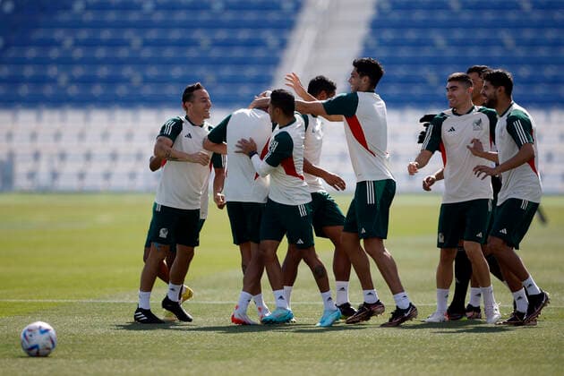 Mexico s players share a light moment during their team s training session at Al Khor stadium in Doha, Qatar, 29 November 2022. Mexico is to face Arabia Saudi in their FIFA World Cup, WM, Weltmeisterschaft, Fussball Qatar 2022 Group C s third and last match on 30 November. Mexico s training session !ACHTUNG: NUR REDAKTIONELLE NUTZUNG!  Copyright: xALBERTOxESTEVEZx EVE1333 20221129-bea2502eb2312a32c7bd231e19e67ba16af6983c