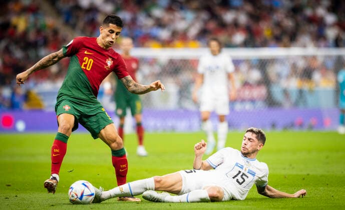 Doha, Qatar. 28th Nov, 2022. Joao Cancelo (Portugal), Federico Valverde (URU) Portugal - Uruguay Deutschland - Spanien World Cup 2022 in Qatar 28.11.2022 Credit: Moritz Müller