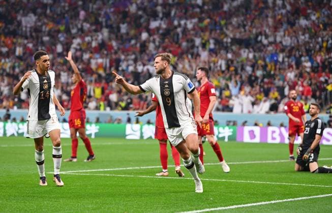FUSSBALL WM 2022 VORRUNDE GRUPPE E Spanien - Deutschland 26.11.2022 JUBEL Deutschland; Torschuetze zum 1-1 Ausgleich Niclas Fuellkrug (Mitte) mit Jamal Musiala (li)