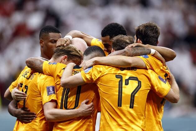 Sport Bilder des Tages AL KHOR - (lr) Frenkie de Jong of Holland, Memphis Depay of Holland, Daley Blind of Holland, Cody Gakpo of Holland, Marten de Roon of Holland celebrate the 2-0 during the FIFA World Cup, WM, Weltmeisterschaft, Fussball Qatar 2022 group A match between the Netherlands and Qatar at Al Bayt Stadium on November 29, 2022 in Al Khor, Qatar. ANP MAURICE VAN STONE FIFA World Cup Qatar 2022 2022 xVIxANPxSportx xxANPxIVx *** AL KHOR lr Frenkie de Jong of Holland, Memphis Depay of Holland, Daley Blind of Holland, Cody Gakpo of Holland, Marten de Roon of Holland celebrate the 2 0 during the FIFA World Cup Qatar 2022 group A match between the Netherlands and Qatar at Al Bayt Stadium on November 29, 2022 in Al Khor, Qatar ANP MAURICE VAN STONE FIFA World Cup Qatar 2022 2022 xVIxANPxSportx xxANPxIVx 458565688 originalFilename: 458565688.jpg