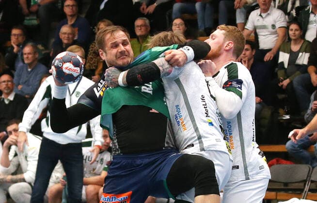 Sport Themen der Woche KW48 Sport Bilder des Tages 29.11.2022, Deutschland, Göppingen, Handball European League Männer FRISCH AUF! Göppingen vs. TATRAN Presov, am Ball Kresimir Kozina (FAG) *** 29 11 2022, Germany, Göppingen, Handball European League Men FRISCH AUF Göppingen vs TATRAN Presov, on the ball Kresimir Kozina FAG