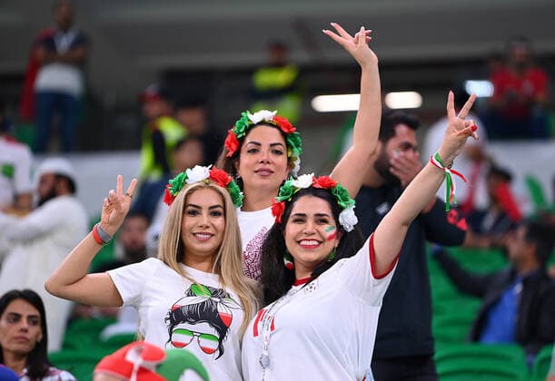 FUSSBALL WM 2022 VORRUNDE GRUPPE B Iran - USA 29.11.2022 Weibliche Fans der iranischen Nationalmannschaft *** FOOTBALL WORLD CUP 2022 PRE-ROUND GROUP B Iran USA 29 11 2022 Female fans of the Iranian national team