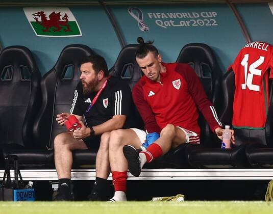 Sport Bilder des Tages Mandatory Credit: Photo by Michael Zemanek Shutterstock (13640310bx) Gareth Bale of Wales watching the second half from the bench Wales v England, FIFA World Cup, WM, Weltmeisterschaft, Fussball 2022, Group B, Football, Ahmad Bin Ali Stadium, Ar-Rayyan, Qatar - 29 Nov 2022 Editorial Use Only Wales v England, FIFA World Cup 2022, Group B, Football, Ahmad Bin Ali Stadium, Ar-Rayyan, Qatar - 29 Nov 2022 Editorial Use Only  Copyright: xMichaelxZemanek Shutterstockx 13640310bx