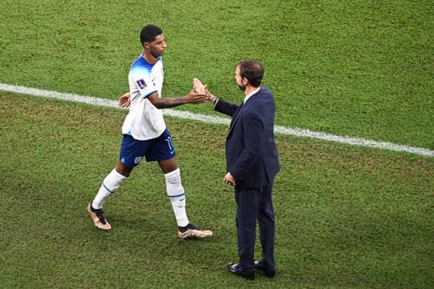 Fussball, Herren, Saison 2022 23, WM in Katar, Gruppe B (3. Spieltag), Wales - England im Ahmed bin Ali Stadium in Ar-Rayyan, v.l. Marcus Rashford (England, 11) und Gareth Southgate (England, Trainer Cheftrainer) , 29.11. 2022, Copyright: xMatthiasxKochx