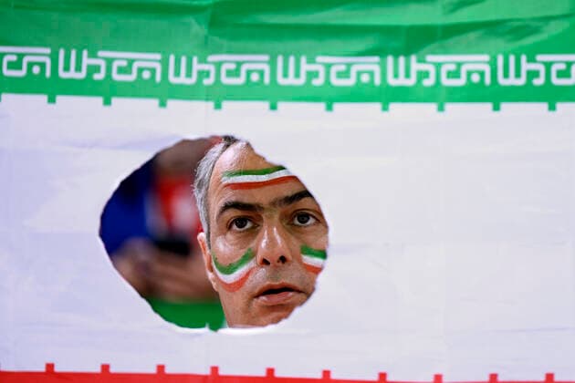 FANS Team Iran mit Iranischer Flagge ohne Symbol FIFA World Cup, WM, Weltmeisterschaft, Fussball 2022 in Katar Vorrundenspiel Gruppe B Iran - USA am 29.11.2022 im Thumama Stadion DFL REGULATIONS PROHIBIT ANY USE OF PHOTOGRAPHS as IMAGE SEQUENCES and or QUASI-VIDEO *** FANS Team Iran with Iranian flag without symbol FIFA World Cup 2022 in Qatar preliminary round match group B Iran USA on 29 11 2022 at Thumama Stadium DFL REGULATES PROHIBIT ANY USE OF PHOTOGRAPHS as IMAGE SEQUENCES and or QUASI VIDEO Copyright: xLacixPerenyix