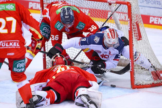 Sport Themen der Woche KW48 Sport Bilder des Tages 19.11.2022, PSD-BANK Dome Düsseldorf, Eishockey, Penny DEL, Saison 2022 2023, Düsseldorfer EG - Nürnberg Ice Tigers: Rick Schofield von Nürnberg Ice Tigers landet mit dem Puck im Tor von Düsseldorfs Henrik Haukeland, die Schiedsrichter entscheiden auf kein Tor. NRW Deutschland *** 19 11 2022, PSD BANK Dome Düsseldorf, ice hockey, penny DEL, season 2022 2023, Düsseldorfer EG Nürnberg Ice Tigers Rick Schofield of Nürnberg Ice Tigers lands with the puck in the goal of Düsseldorfs Henrik Haukeland, the referees decide no goal NRW Germany