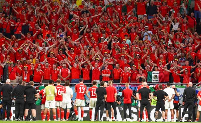 Sport Bilder des Tages Al Rayyan, Qatar, 29th November 2022. The Welsh fans serenade their team as they bow out of the tournament during the FIFA World Cup, WM, Weltmeisterschaft, Fussball 2022 match at Ahmad bin Ali Stadium, Al Rayyan. Picture credit should read: David Klein Sportimage EDITORIAL USE ONLY. No use with unauthorised audio, video, data, fixture lists, club league logos or live services. Online in-match use limited to 120 images, no video emulation. No use in betting, games or single club league player publications. SPI-2072-0168