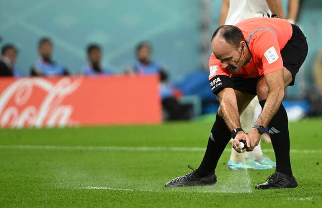 Sport Bilder des Tages (221129) -- DOHA, Nov. 29, 2022 -- Referee Antonio Mateu sprays a line during the Group B match between Iran and the United States at the 2022 FIFA World Cup, WM, Weltmeisterschaft, Fussball at Al Thumama Stadium in Doha, Qatar, Nov. 29, 2022. ) (SP)QATAR-DOHA-2022 WORLD CUP-GROUP B-IRN VS USA LixGa 