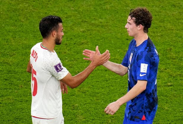 Sport Bilder des Tages (221130) -- DOHA, Nov. 29, 2022 -- Abolfazl Jalali (L) of Iran greets Brenden Aaronson of the United States after the Group B match between Iran and the United States at the 2022 FIFA World Cup, WM, Weltmeisterschaft, Fussball at Al Thumama Stadium in Doha, Qatar, Nov. 29, 2022. ) (SP)QATAR-DOHA-2022 WORLD CUP-GROUP B-IRN VS USA MengxDingbo 