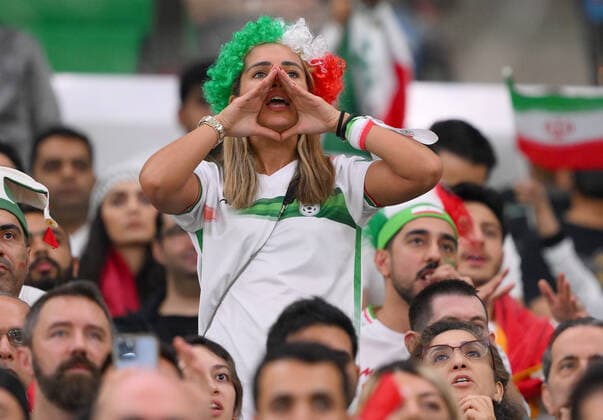 FUSSBALL WM 2022 VORRUNDE GRUPPE B Iran - USA 29.11.2022 Ein weiblicher Fan der Iranischen Nationalmannschaft *** FOOTBALL WORLD CUP 2022 PRE-ROUND GROUP B Iran USA 29 11 2022 A female fan of the Iranian national team