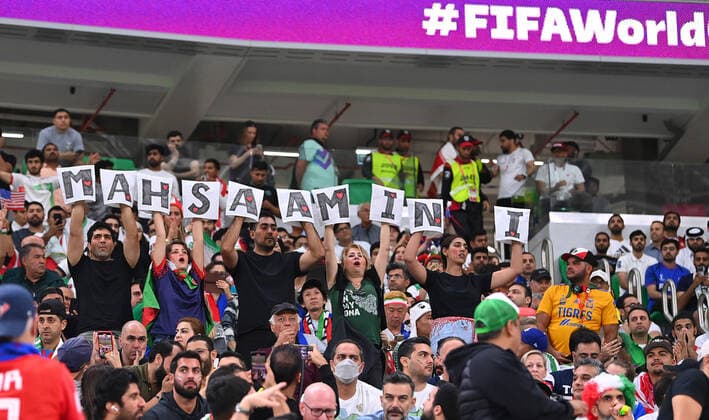 FUSSBALL WM 2022 VORRUNDE GRUPPE B Iran - USA 29.11.2022 Zuschauer und Zuschauerinnen halten Buchstaben mit dem Namen Mahsa Amini waehrend des Spiels auf der Tribune hoch. *** FOOTBALL WORLD CUP 2022 PRE-ROUND GROUP B Iran USA 29 11 2022 Spectators and spectators hold up letters with the name Mahsa Amini on the tribune during the match