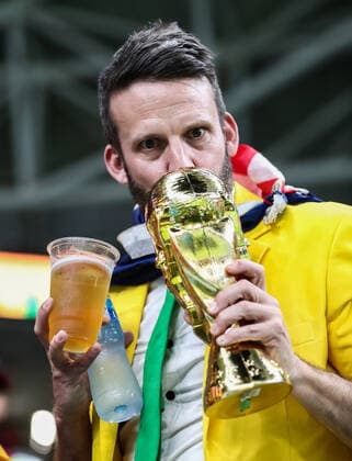 Mandatory Credit: Photo by Michael Zemanek Shutterstock (13640327k) An Australian fan kisses a replica World Cup trophy as he keeps a tight hold on his drinks Australia v Denmark, FIFA World Cup, WM, Weltmeisterschaft, Fussball 2022, Group D, Football, Al Janoub Stadium, Al Wakrah, Qatar - 30 Nov 2022 Editorial Use Only Australia v Denmark, FIFA World Cup 2022, Group D, Football, Al Janoub Stadium, Al Wakrah, Qatar - 30 Nov 2022 Editorial Use Only  Copyright: xMichaelxZemanek Shutterstockx 13640327k