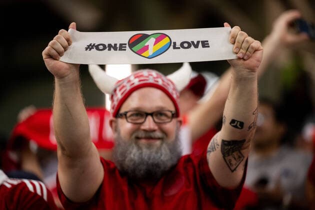 Bilder des Jahres, Sport 11 November Sport Themen der Woche KW48 Sport Bilder des Tages 221130 A Denmark fan with an One Love armband ahead the FIFA World Cup, WM, Weltmeisterschaft, Fussball 2022 football match between Australia and Denmark on November 30, 2022 in Doha. Photo: Joel Marklund BILDBYRAN kod JM JM0395 bbeng fotboll football soccer fotball vm fotbolls-vm fotball-vm fotbolls-vm 2022 fifa world cup 2022 australien australia danmark denmark publik one love kaptensbindel *** 221130 A Denmark fan with an One Love armband ahead of the FIFA World Cup 2022 football match between Australia and Denmark on November 30, 2022 in Doha Photo Joel Marklund BILDBYRAN code JM JM0395 bbeng football football soccer fotball vm fotbols vm fotbols vm fotbols vm 2022 fifa world cup 2022 australia australia denmark denmark crowd one love captains armband,  Copyright: JOELxMARKLUND BB221130JM013
