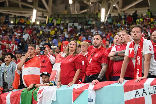 Fussball, Herren, Saison 2022 23, WM in Katar, Gruppe D (3. Spieltag), Australien - Dänemark im Al Janoub Stadium in Al Wakrah, Die Fans von Daenemark , 30.11. 2022, *** Football, Men, Season 2022 23, World Cup in Qatar, Group D 3 Matchday , Australia Denmark at Al Janoub Stadium in Al Wakrah, The fans of Denmark , 30 11 2022, Copyright: xMatthiasxKochx