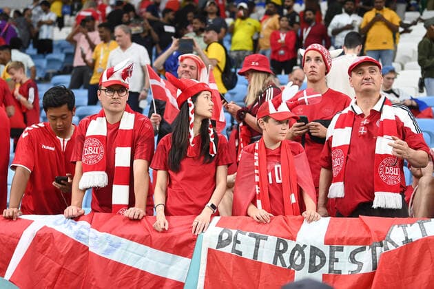 Fussball, Herren, Saison 2022 23, WM in Katar, Gruppe D (3. Spieltag), Australien - Dänemark im Al Janoub Stadium in Al Wakrah, Die Fans von Daenemark , 30.11. 2022, *** Football, Men, Season 2022 23, World Cup in Qatar, Group D 3 Matchday , Australia Denmark at Al Janoub Stadium in Al Wakrah, The fans of Denmark , 30 11 2022, Copyright: xMatthiasxKochx