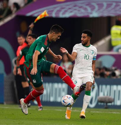 Saudi Arabia v Mexico 2022 FIFA World Cup, WM, Weltmeisterschaft, Fussball CÃ sar Montes of Mexico controls the ball as a foul is signaled during the 2022 FIFA World Cup Group C match at Lusail Stadium, Lusail Content Not Available For UK Newspapers Copyright: xPaulxChestertonx FIL-17655-0069 UK Newspapers OUT