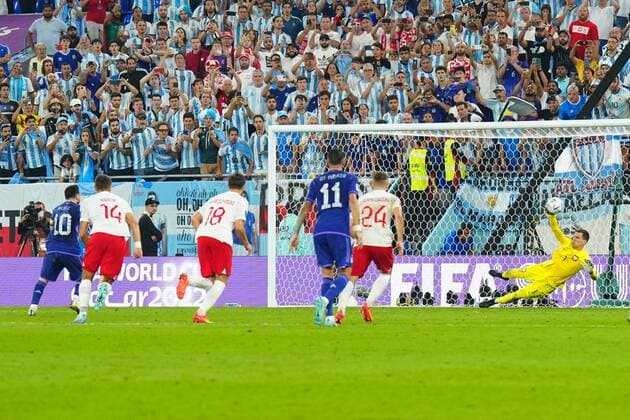 Sport Bilder des Tages Mandatory Credit: Photo by Javier Garcia Shutterstock (13640342ah) Lionel Messi of Argentina penalty kick is saved by Goal Keeper Wojciech Szczesny of Poland. Poland v Argentina, FIFA World Cup, WM, Weltmeisterschaft, Fussball 2022, Group C, Football, Stadium 974, Doha, Qatar - 30 Nov 2022 Editorial Use Only Poland v Argentina, FIFA World Cup 2022, Group C, Football, Stadium 974, Doha, Qatar - 30 Nov 2022 Editorial Use Only  Copyright: xJavierxGarcia Shutterstockx 13640342ah