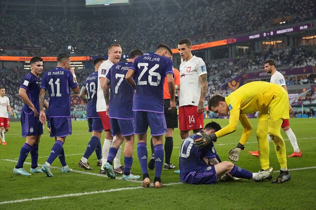 QAT, WM FIFA 2022, Group C, Polen vs Argentinien 30.11.2022, Stadium 974, Doha, QAT, WM FIFA 2022, Group C, Polen vs Argentinien, im Bild Foul von Poland s goalkeeper Wojciech Szczesny an Argentina s forward Lionel Messi , daraufhin Elfmeter.. *** QAT, WM FIFA 2022, Group C, Poland vs Argentina 30 11 2022, Stadium 974, Doha, QAT, WM FIFA 2022, Group C, Poland vs Argentina, in picture foul by Poland s goalkeeper Wojciech Szczesny on Argentina s forward Lionel Messi , resulting penalty kick nordphotoxGmbHx xBratic nph00250