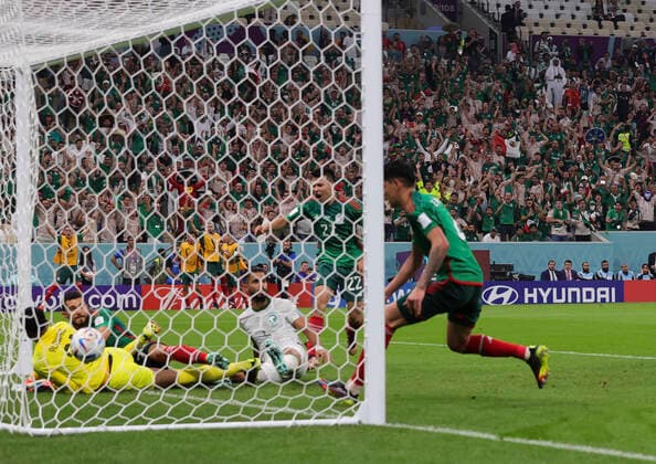 Saudi Arabia v Mexico 2022 FIFA World Cup, WM, Weltmeisterschaft, Fussball Henry Martin scores Mexicos first goal during the 2022 FIFA World Cup Group C match at Lusail Stadium, Lusail Content Not Available For UK Newspapers Copyright: xPaulxChestertonx FIL-17655-0117 UK Newspapers OUT