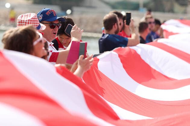 Croatian fans unfurled giant flag - FIFA World Cup, WM, Weltmeisterschaft, Fussball Qatar 2022 Croatian fans unfurled 200 meters long flag on the beach in front of the Hilton Doha Hotel to support the national team, Nationalteam ahead of the match against Belgium in Doha, Qatar, on December 01, 2022. GoranxStanzl PIXSELL
