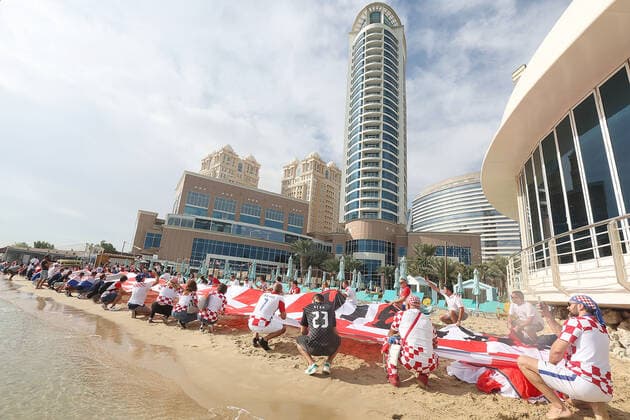 Croatian fans unfurled giant flag - FIFA World Cup, WM, Weltmeisterschaft, Fussball Qatar 2022 Croatian fans unfurled 200 meters long flag on the beach in front of the Hilton Doha Hotel to support the national team, Nationalteam ahead of the match against Belgium in Doha, Qatar, on December 01, 2022. GoranxStanzl PIXSELL