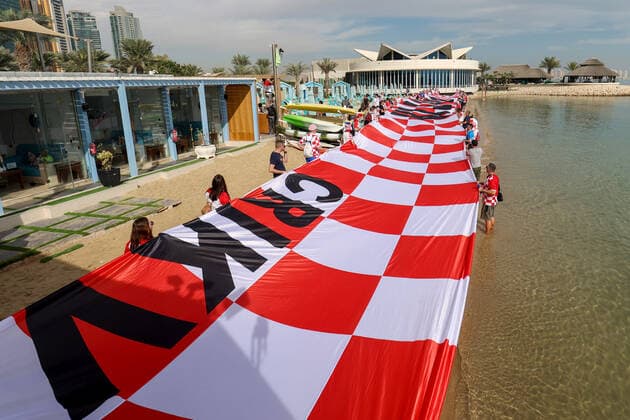 Croatian fans unfurled giant flag - FIFA World Cup, WM, Weltmeisterschaft, Fussball Qatar 2022 Croatian fans unfurled 200 meters long flag on the beach in front of the Hilton Doha Hotel to support the national team, Nationalteam ahead of the match against Belgium in Doha, Qatar, on December 01, 2022. IgorxKralj PIXSELL