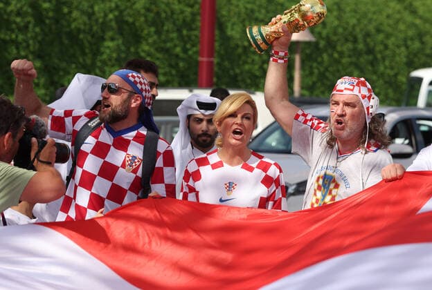 Former President of Croatia with Croatian fans - FIFA World Cup, WM, Weltmeisterschaft, Fussball Qatar 2022 Former President of Croatia Kolinda Grabar-Kitarovic holds a 200 meters long flag with Croatian fans to support the national team, Nationalteam ahead of the match against Belgium in Doha, Qatar, on December 01, 2022. GoranxStanzl PIXSELL