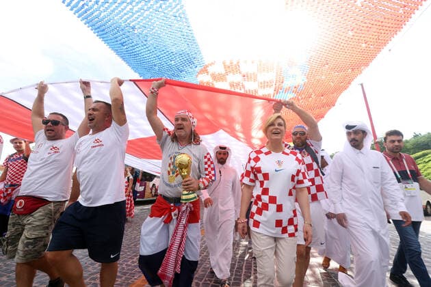 Former President of Croatia with Croatian fans - FIFA World Cup, WM, Weltmeisterschaft, Fussball Qatar 2022 Former President of Croatia Kolinda Grabar-Kitarovic holds a 200 meters long flag with Croatian fans to support the national team, Nationalteam ahead of the match against Belgium in Doha, Qatar, on December 01, 2022. GoranxStanzl PIXSELL
