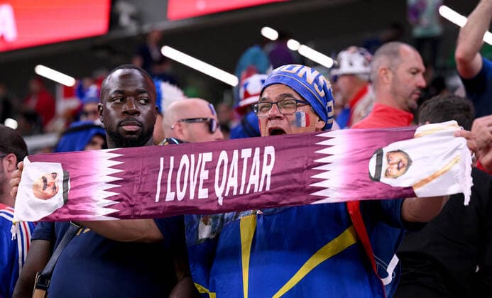 FUSSBALL WM 2022 VORRUNDE GRUPPE H Tunesien - Frankreich 30.11.2022 Ein Fan der Französischen Nationalmannschaft outet sich als Liebhaber von Katar *** FOOTBALL WORLD CUP 2022 PRE-ROUND GROUP H Tunisia France 30 11 2022 A fan of the French national team outed himself as a lover of Qatar