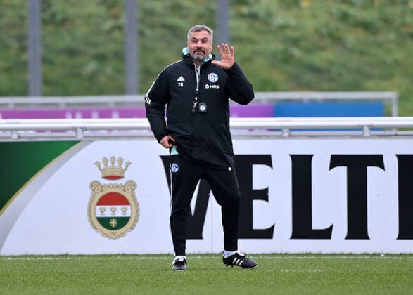 Sport Themen der Woche KW48 Sport Bilder des Tages Thomas Reis (Cheftrainer FC Schalke 04) 01.12.2022, Fussball GER, Saison 2022 23, 1. Bundesliga, Training FC Schalke 04, Gelsenkirchen Trainingsgelände Nordrhein Westfalen Deutschland *** Thomas Reis head coach FC Schalke 04 01 12 2022, football GER, season 2022 23, 1 Bundesliga, training FC Schalke 04, Gelsenkirchen training ground North Rhine Westphalia Germany Team2