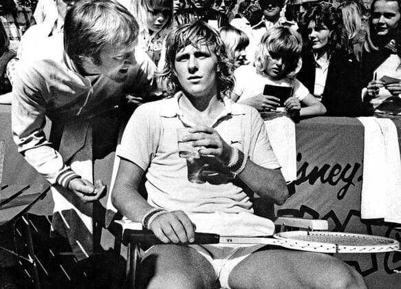 Björn Borg under paus vid tennis DC Davis Cup i Bastad maj 1974. Far här goda rad av sin tränare Percy Rosberg. Bastad Skane x2503x Copyright: xRolfxGrönwaldxx xSydsvenskanx xIBLxBildbyrax