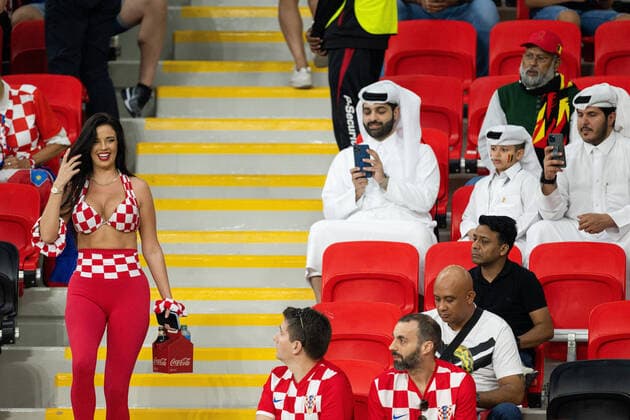 IMAGO Iconic Moments, Fußball Bilder des Jahres, Sport 12 Dezember Sport Themen der Woche KW48 Sport Bilder des Tages 221201 Croatian model Ivana Knoll walks past men in traditional Qatari clothing during the FIFA World Cup, WM, Weltmeisterschaft, Fussball 2022 football match between Croatia and Belgium on December 1, 2022 in Doha. Knoll s way of dressing has challenged the laws of Qatar, where the rules for women are quite strict. Photo: Joel Marklund BILDBYRAN kod JM JM0397 bbeng fotboll football soccer fotball vm fotbolls-vm fotball-vm fotbolls-vm 2022 fifa world cup 2022 kroatien croatia belgien belgium publik *** 221201 Croatian model Ivana Knoll walks past men in traditional Qatari clothing during the FIFA World Cup 2022 football match between Croatia and Belgium on December 1, 2022 in Doha Knoll s way of dressing has challenged the laws of Qatar, where the rules for women are quite strict Photo Joel Marklund BILDBYRAN kod JM JM0397 bbeng fotboll football soccer fotball vm fotbolls vm fotball vm fotbolls vm 2022 fifa world cup 2022 kroatien croatia belgien belgium publik,  Copyright: JOELxMARKLUND BB221201JM022