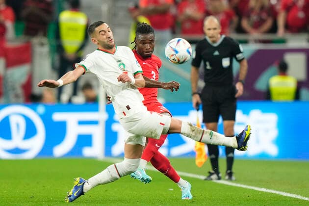Canada v Morocco: Group F - FIFA World Cup, WM, Weltmeisterschaft, Fussball Qatar 2022 Sam Adekugbe Left-Back of Canada and Hatayspor and Hakim Ziyech attacking midfield of Morocco and Chelsea FC compete for the ball during the FIFA World Cup Qatar 2022 Group F match between Canada and Morocco at Al Thumama Stadium on December 1, 2022 in Doha, Qatar. Doha Qatar  Copyright: xJosexBretonx originalFilename:breton-canadavm221201_npGOU.jpg