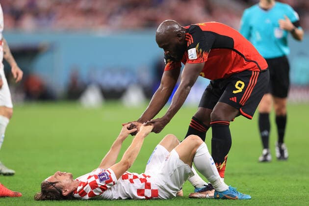 Sport Bilder des Tages Football - FIFA World Cup, WM, Weltmeisterschaft, Fussball - Group F - Croatia v Belgium 1st December 2022 - FIFA World Cup - Group F - Croatia v Belgium - Romelu Lukaku of Belgium helps up Luka Modric of Croatia- Photo: Simon Stacpoole Offside. Doha Qatar *** Fußball FIFA Fussball-Weltmeisterschaft Gruppe F Kroatien gegen Belgien 1. Dezember 2022 FIFA Fussball-Weltmeisterschaft Gruppe F Kroatien gegen Belgien Romelu Lukaku von Belgien hilft Luka Modric von Kroatien Foto Simon Stacpoole Abseits Doha Katar  Copyright: xSimonxStacpoolexOffside