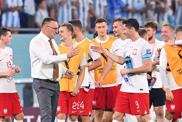 FUSSBALL WM 2022 VORRUNDE GRUPPE C Polen - Argentinien 30.11.2022 Trainer Michniewicz Czeslaw (li, Polen) klatscht mit Robert Lewandowski (re, Polen) nach dem Spiel ab