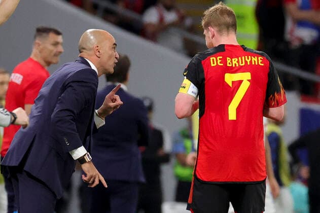 Belgium s head coach Roberto Martinez talks to Belgium s Kevin De Bruyne during a soccer game between Belgium s national team, Nationalteam the Red Devils and Croatia, the third and last game in Group F of the FIFA 2022 World Cup in Al Rayyan, State of Qatar on Thursday 01 December 2022. VIRGINIExLEFOUR  x54363690x
