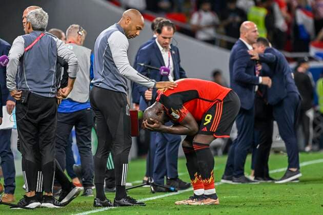 Sport Bilder des Tages DOHA, QATAR - DECEMBER 01 : Henry Thierry assistant coach of Belgium comforting Lukaku Romelu forward of Belgium during the FIFA World Cup, WM, Weltmeisterschaft, Fussball Qatar 2022 Group F match between Croatia and Belgium at the Ahmad Bin Ali Stadium on December 1, 2022 in Doha, Qatar, 01 12 2022 ( Croatia - Belgium - FIFA World Cup Qatar 2022 PhotoNews Panoramic 