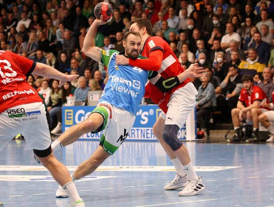 Sport Themen der Woche KW48 Sport Bilder des Tages BAU 01.12.2022 Göppingen Handball Frisch Auf! Göppingen vs. HSV Hamburg, v.l. Tim Kneule (Göppingen), Azat Valiullin (Hamburg) *** BAU 01 12 2022 Göppingen Handball Frisch Auf Göppingen vs HSV Hamburg, f l Tim Kneule Göppingen , Azat Valiullin Hamburg