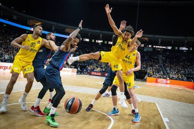 Bilder des Jahres, Sport 12 Dezember Sport Themen der Woche KW48 Sport Bilder des Tages Basketball Berlin 01.12.2022 Saison 2022 2023 Euroleague Regular Season Alba Berlin - FC Barcelona, Barca Maodo Lo (Alba Berlin, No.00) Cory Higgins (Barcelona, No.22) *** Basketball Berlin 01 12 2022 Season 2022 2023 Euroleague Regular Season Alba Berlin FC Barcelona Maodo Lo Alba Berlin, No 00 Cory Higgins Barcelona, No 22