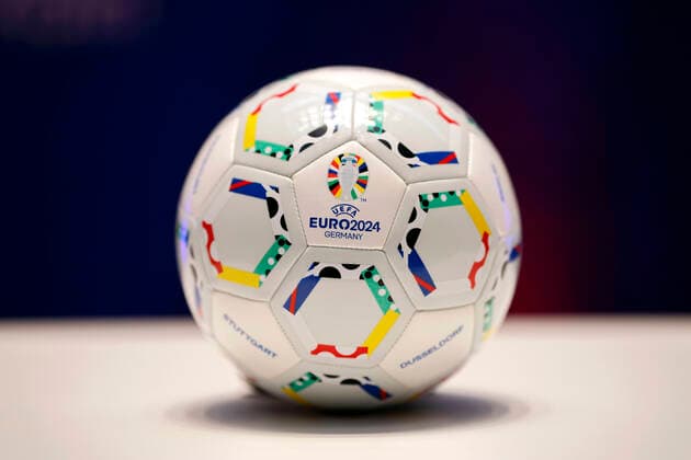 Der offizielle Spielball der kommenden UEFA EURO, EM, Europameisterschaft,Fussball 2024, bei der Vorstellung der Planungen für die Fußball-Europameisterschaft 2024 (UEFA EURO 2024) in Deutschland. Insgesamt fünf Spiele der Fußball-Europameisterschaft sollen in Köln im RheinEnergie-Stadion ausgetragen, darunter vier Vorrundenspiele sowie ein Achtelfinale. Köln, 01.12.2022 NRW Deutschland Copyright: xChristophxHardtx