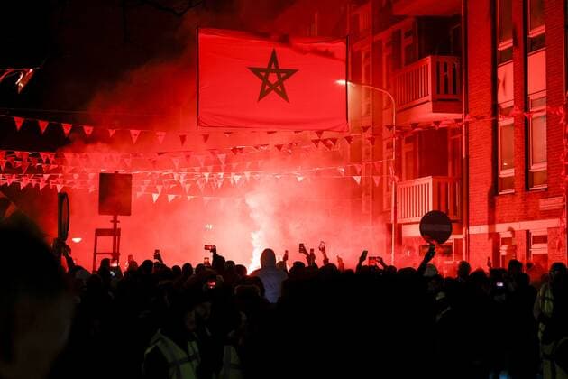 Sport Bilder des Tages THE HAGUE - Moroccan football supporters after the match between Morocco and Canada at the World Cup in Qatar. ANP ROBIN VAN LONKHUIJSEN netherlands out - belgium out Den Haag xVIxxIVx *** THE HAGUE Moroccan football supporters after the match between Morocco and Canada at the World Cup in Qatar ANP ROBIN VAN LONKHUIJSEN netherlands out belgium out The Hague xVIxxIVx 458693599 originalFilename: 0195790095st.jpg